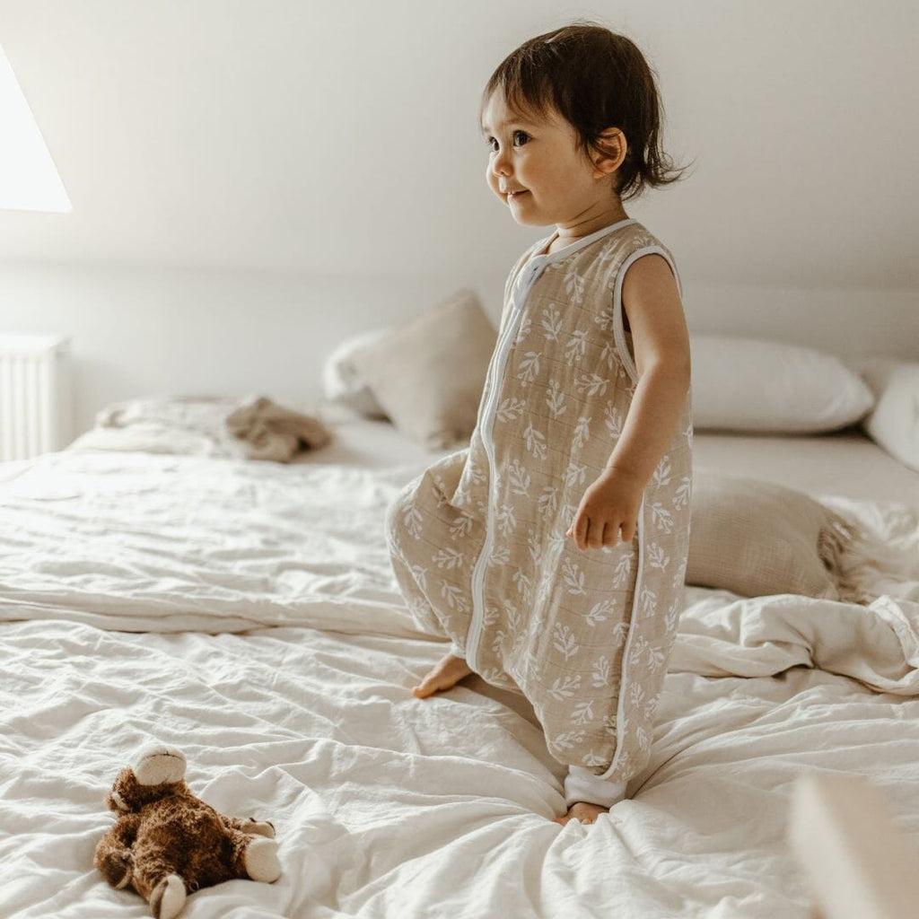 Musselin Schlafsack mit Füßen 0.5 TOG | Floral Sand